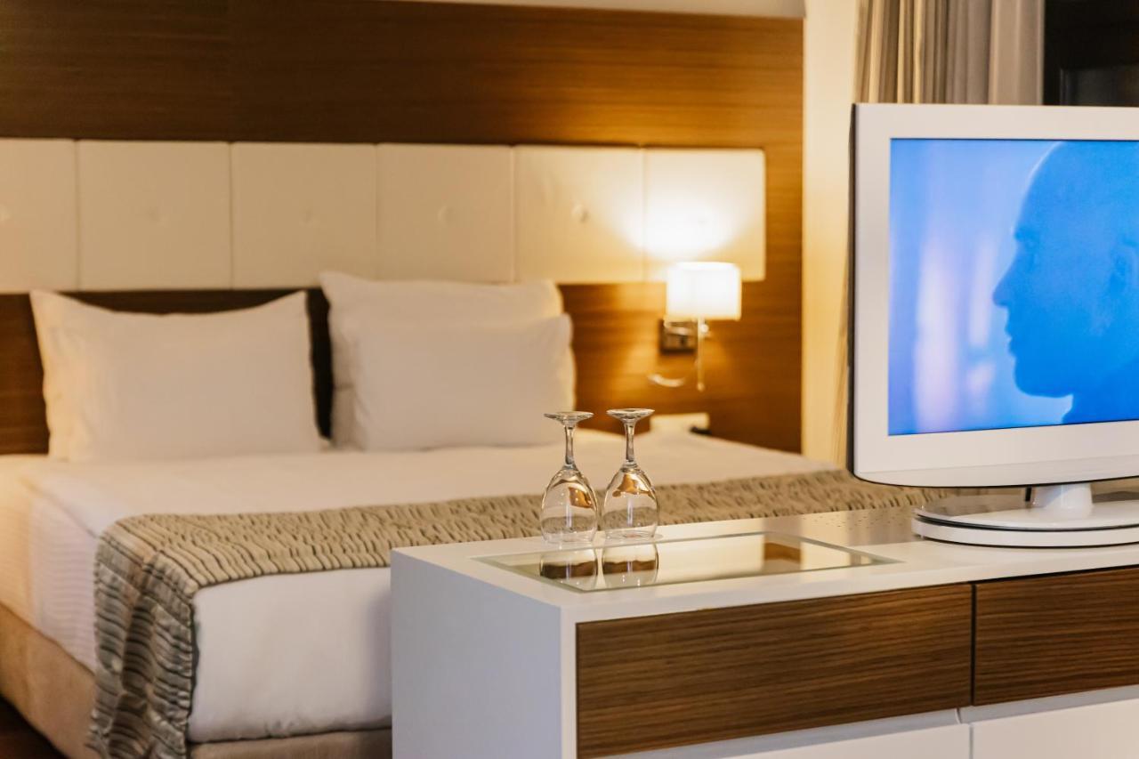 Hotel Dukagjini เปเย ภายนอก รูปภาพ