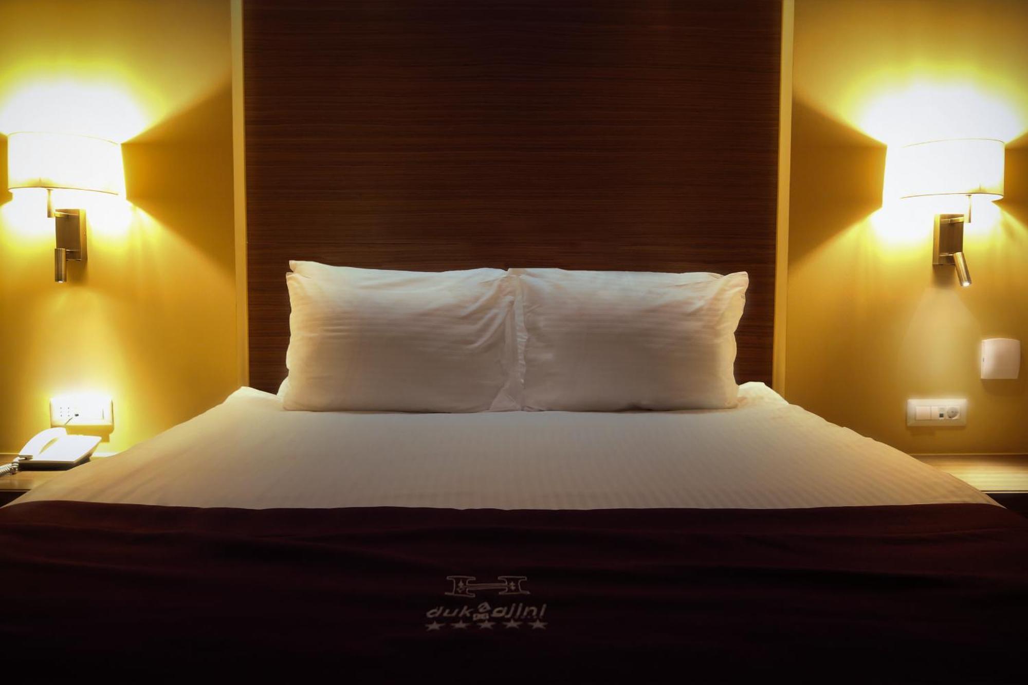 Hotel Dukagjini เปเย ภายนอก รูปภาพ