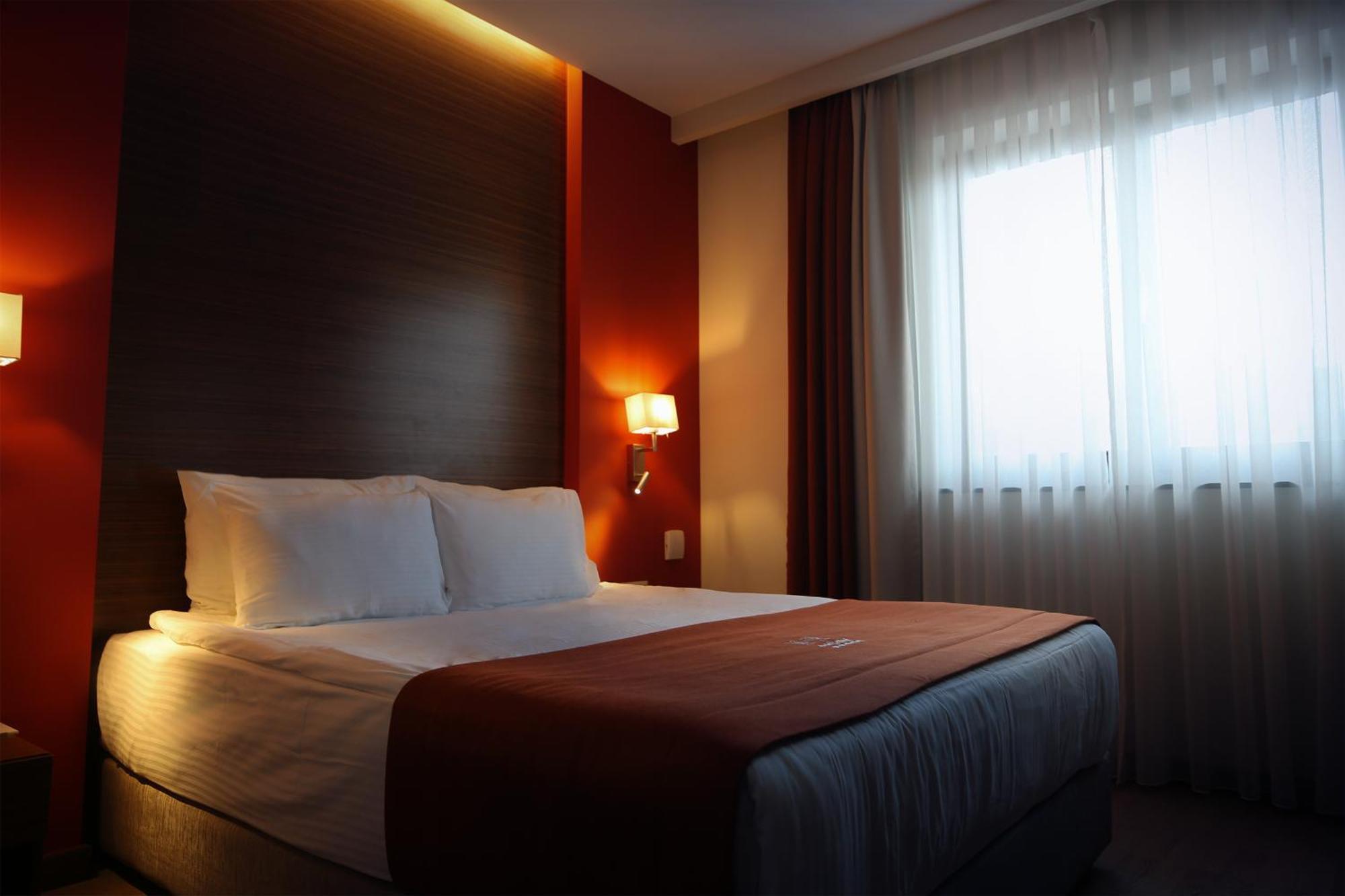 Hotel Dukagjini เปเย ภายนอก รูปภาพ